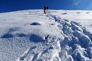30 In ripida salita su neve con importanti affondi verso la cima dello Zuc di Valbona